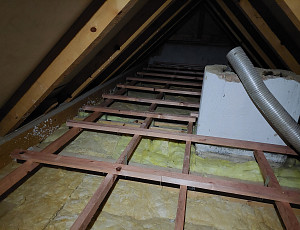 Zateplení stropu zděného rodinného domu pomocí foukané izolace